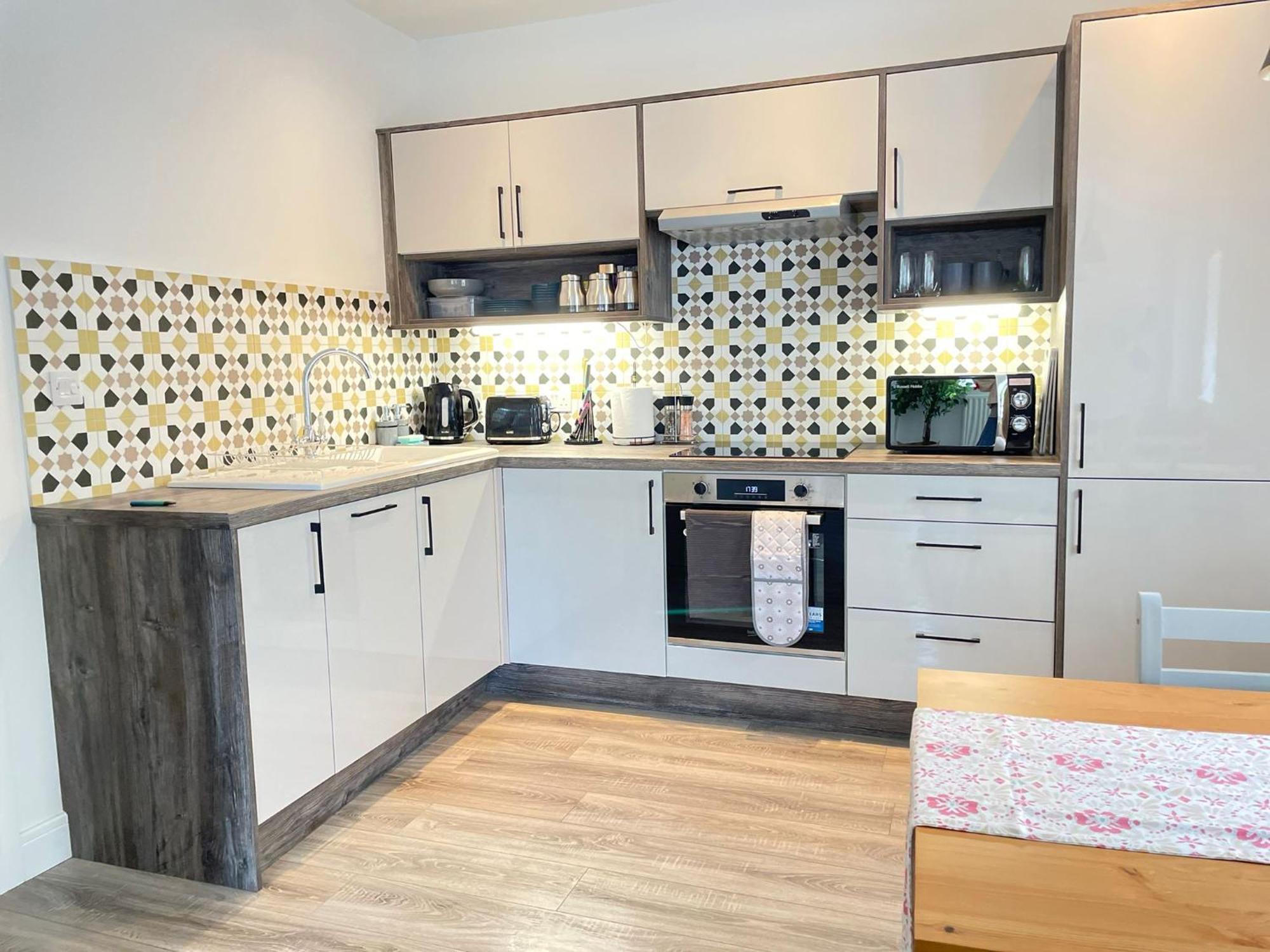 Exclusive 1 And 2 Bedroom Flats Only 0,5 Miles Away From Village Apartment *