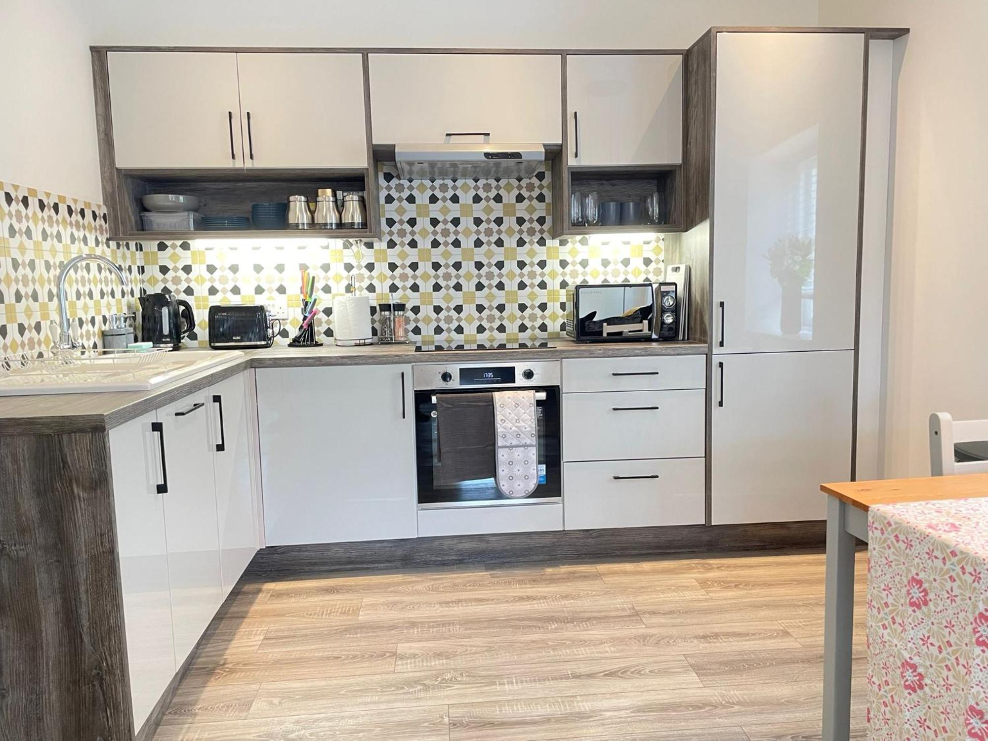 Apartment Exclusive 1 And 2 Bedroom Flats Only 0,5 Miles Away From Village *