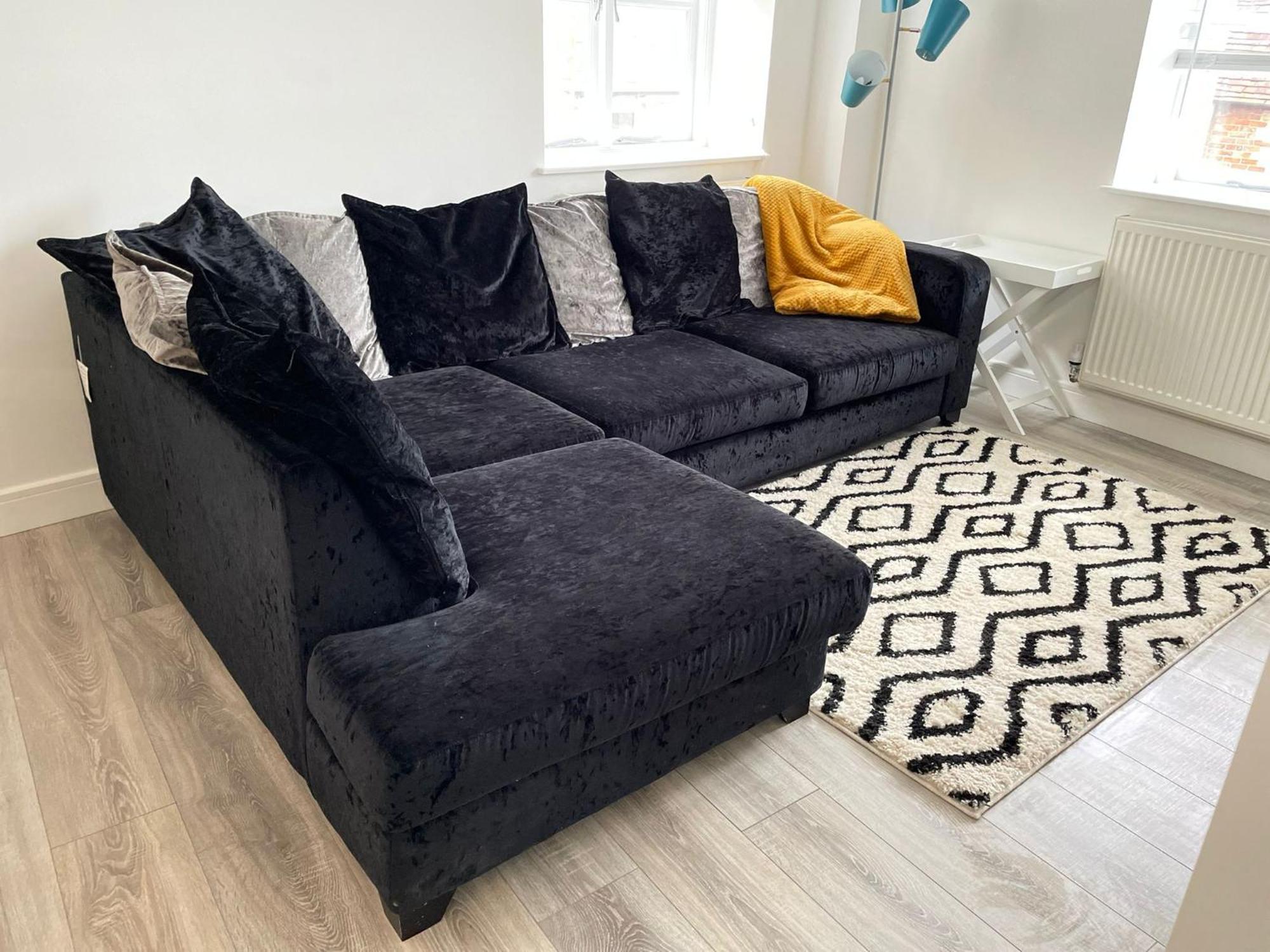Apartment Exclusive 1 And 2 Bedroom Flats Only 0,5 Miles Away From Village *