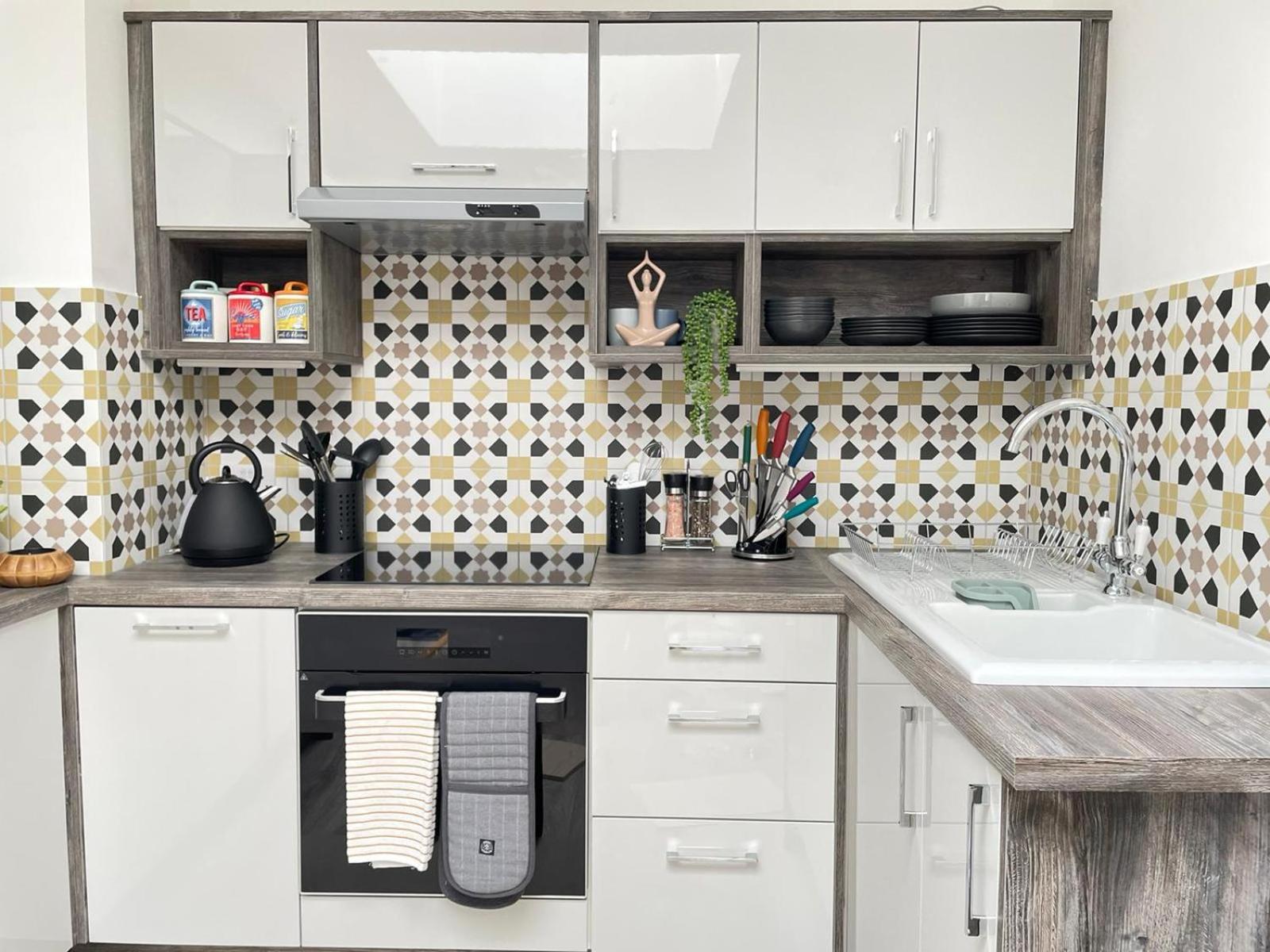 Exclusive 1 And 2 Bedroom Flats Only 0,5 Miles Away From Village Apartment