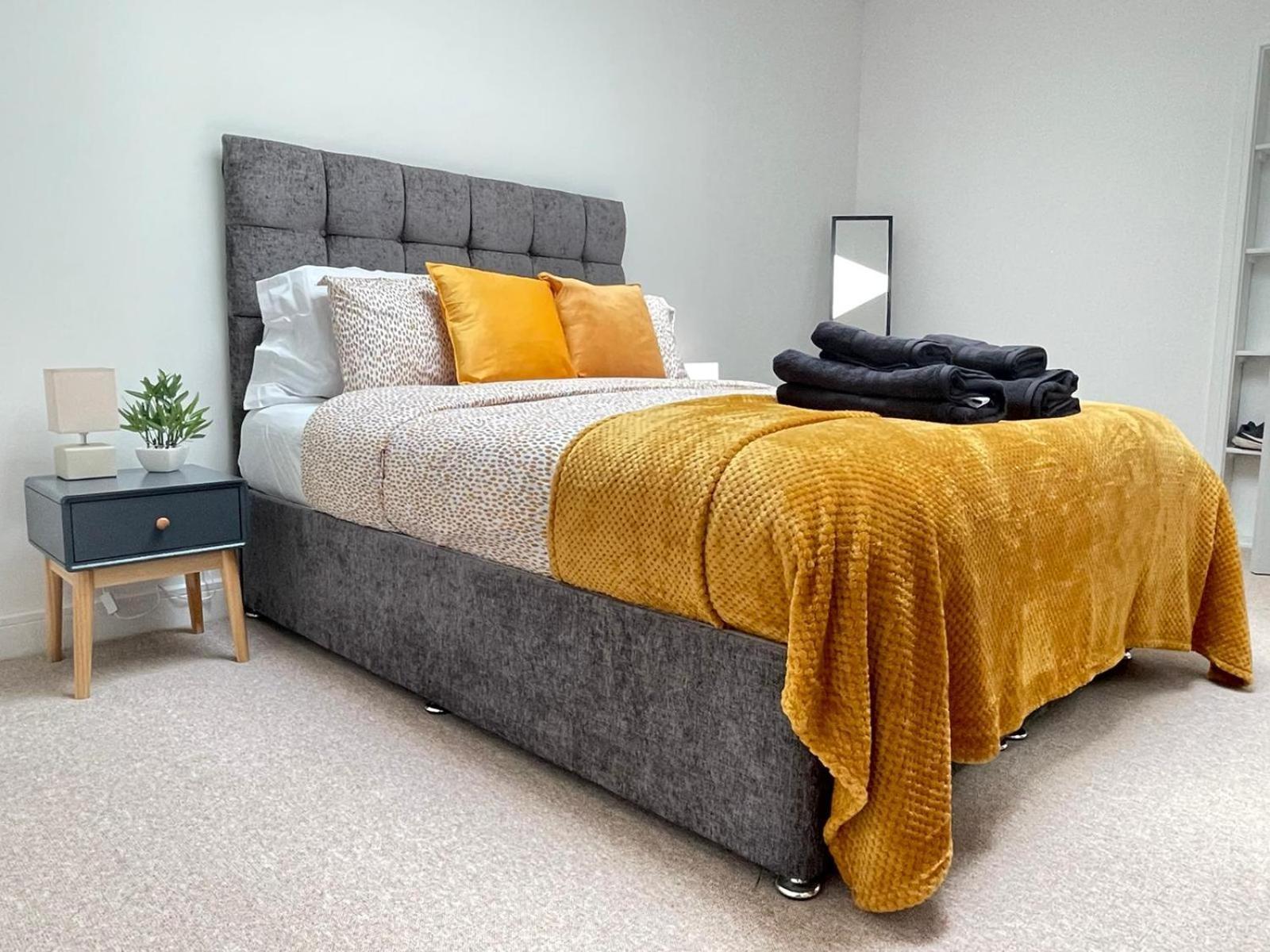 Exclusive 1 And 2 Bedroom Flats Only 0,5 Miles Away From Village Apartment Bicester
