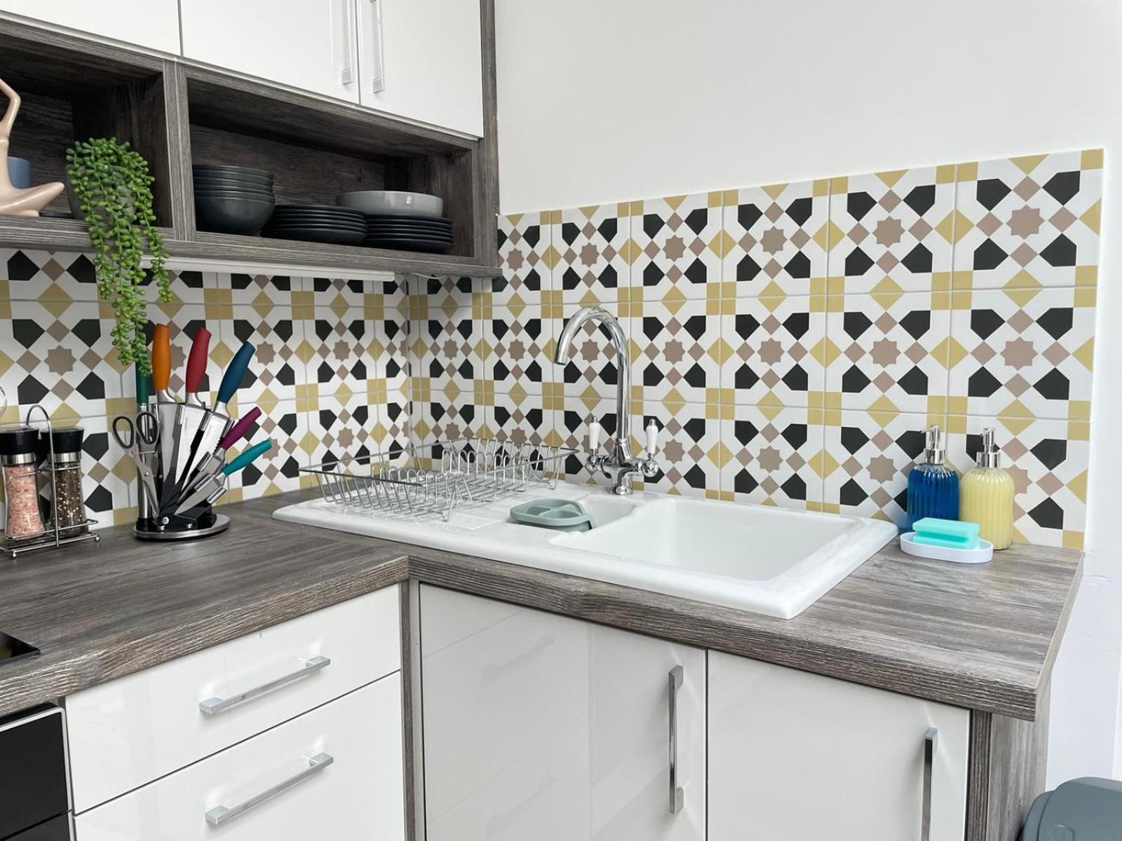 Exclusive 1 And 2 Bedroom Flats Only 0,5 Miles Away From Village Apartment