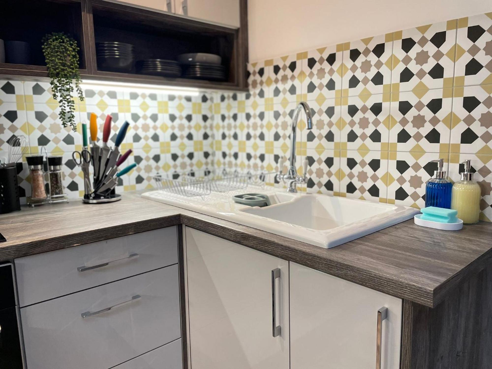 Exclusive 1 And 2 Bedroom Flats Only 0,5 Miles Away From Village Apartment *