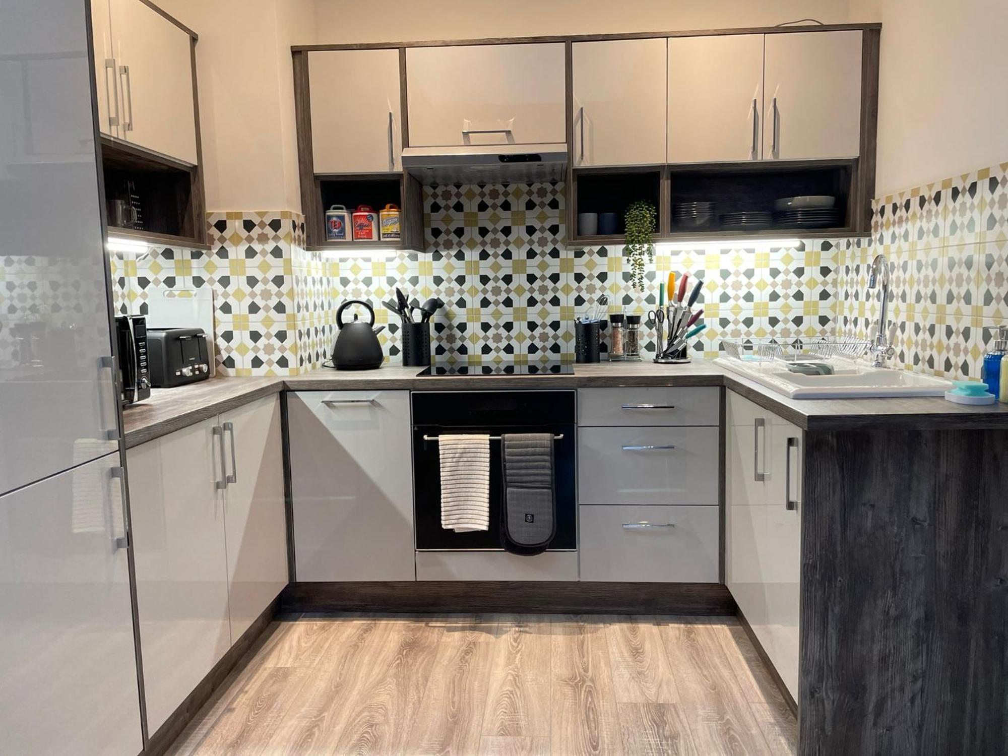 Apartment Exclusive 1 And 2 Bedroom Flats Only 0,5 Miles Away From Village *
