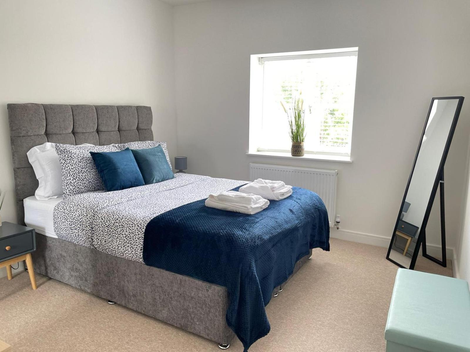 Exclusive 1 And 2 Bedroom Flats Only 0,5 Miles Away From Village Apartment