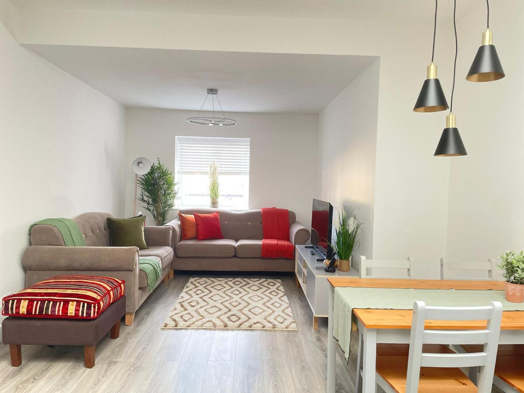 Exclusive 1 And 2 Bedroom Flats Only 0,5 Miles Away From Village Apartment *
