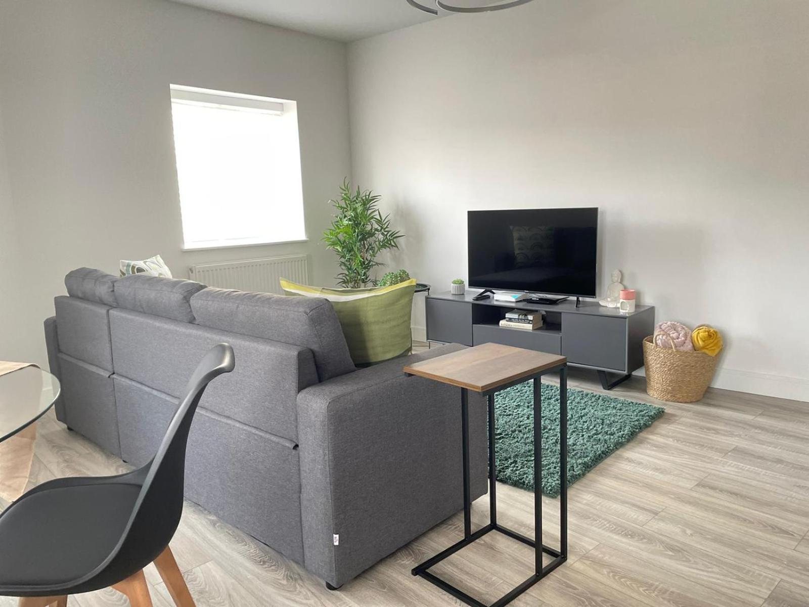 Exclusive 1 And 2 Bedroom Flats Only 0,5 Miles Away From Village Apartment