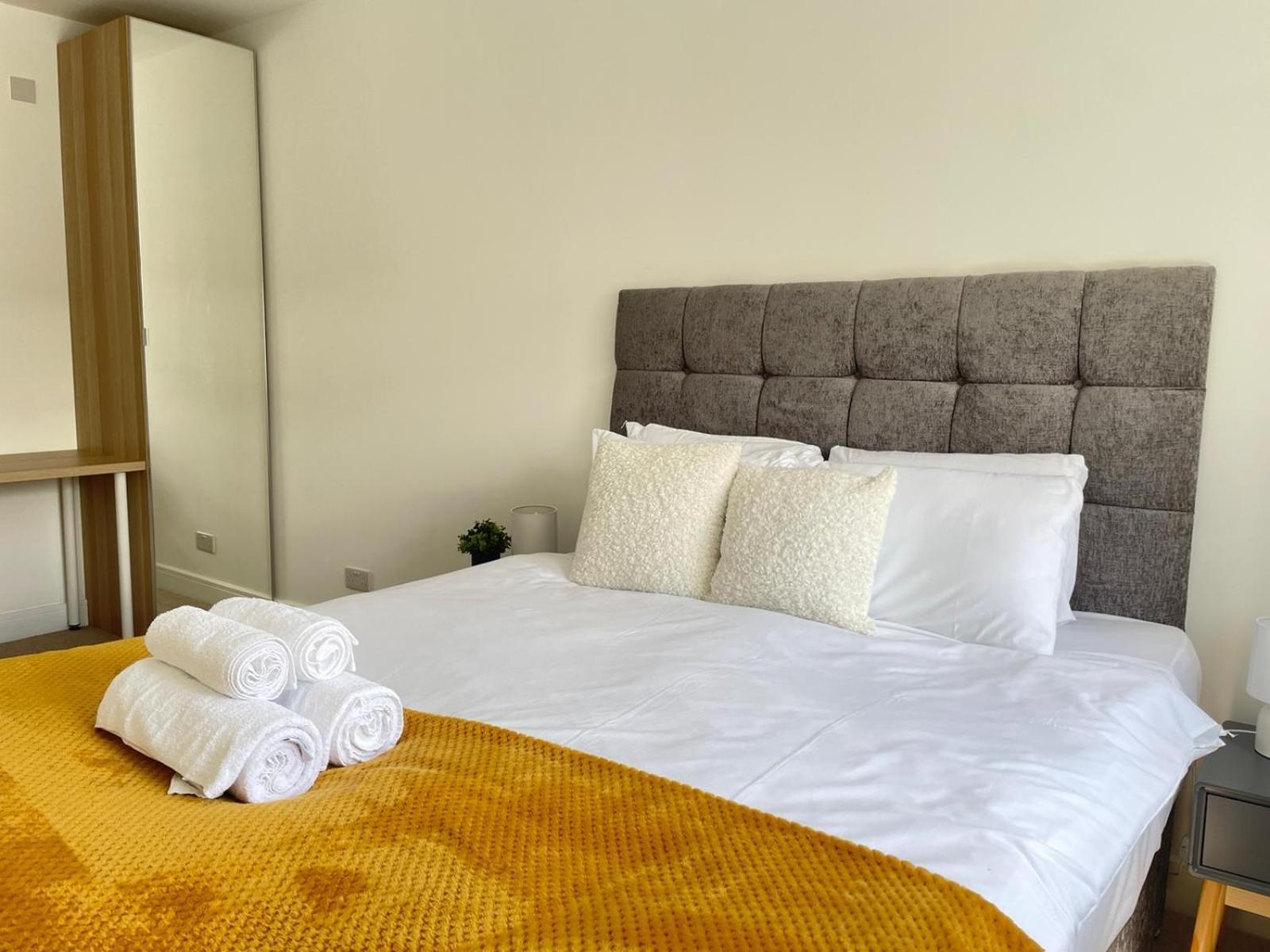 Apartment Exclusive 1 And 2 Bedroom Flats Only 0,5 Miles Away From Village *