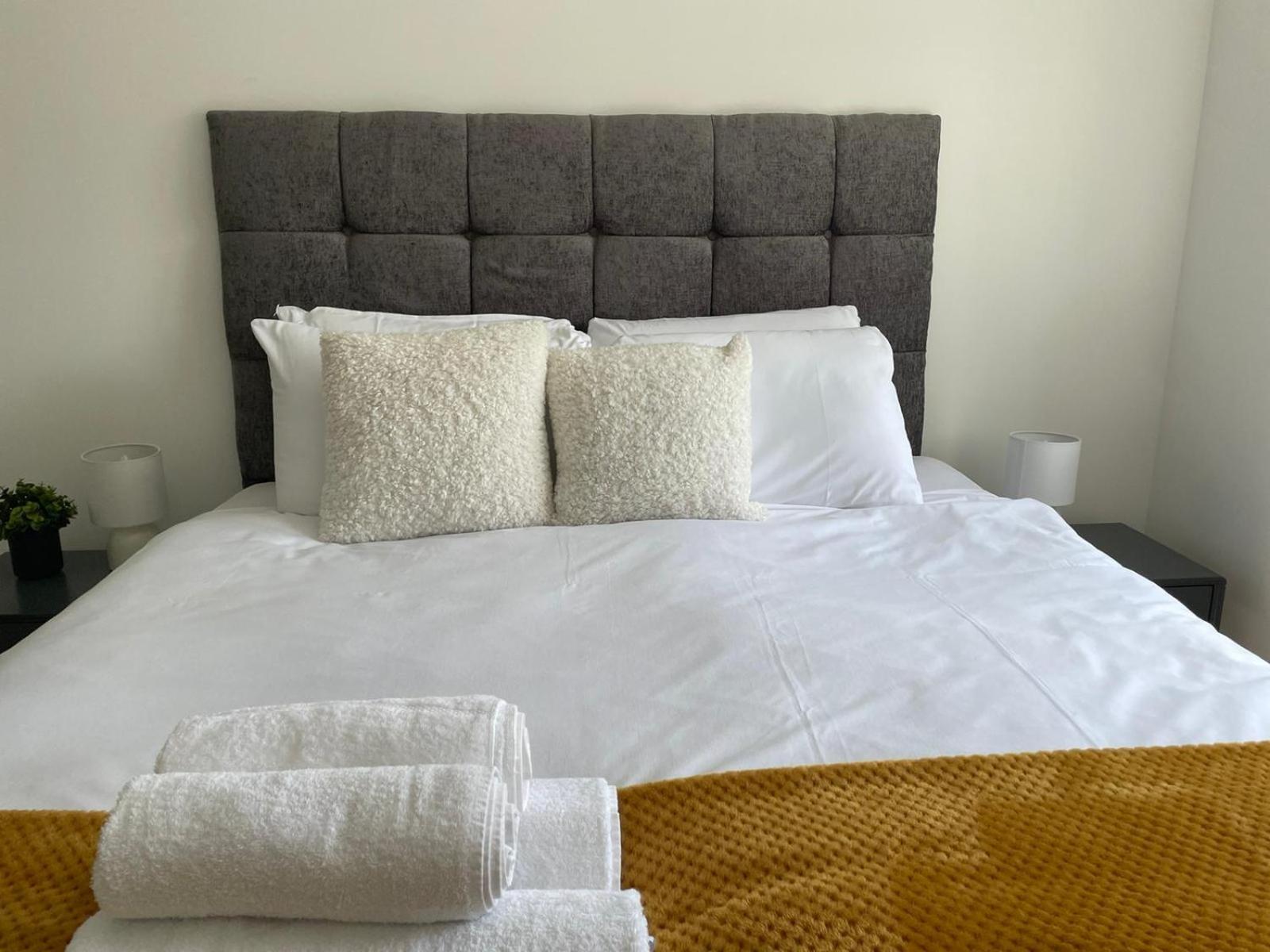 Apartment Exclusive 1 And 2 Bedroom Flats Only 0,5 Miles Away From Village