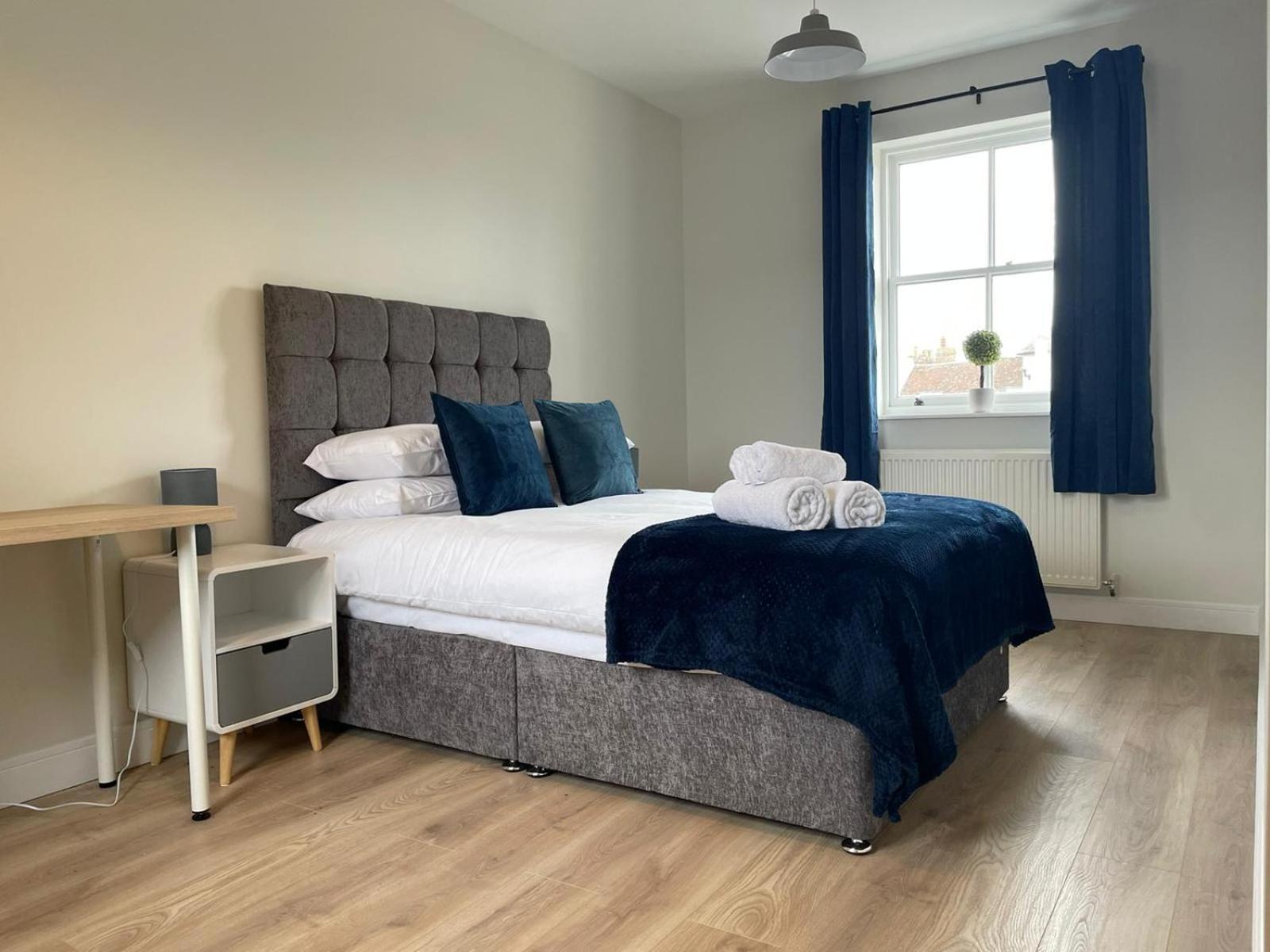 Exclusive 1 And 2 Bedroom Flats Only 0,5 Miles Away From Village Apartment
