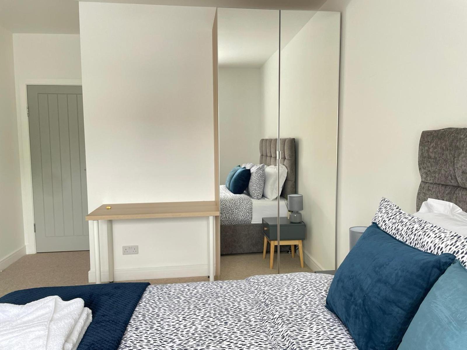 Exclusive 1 And 2 Bedroom Flats Only 0,5 Miles Away From Village Appartamento Bicester