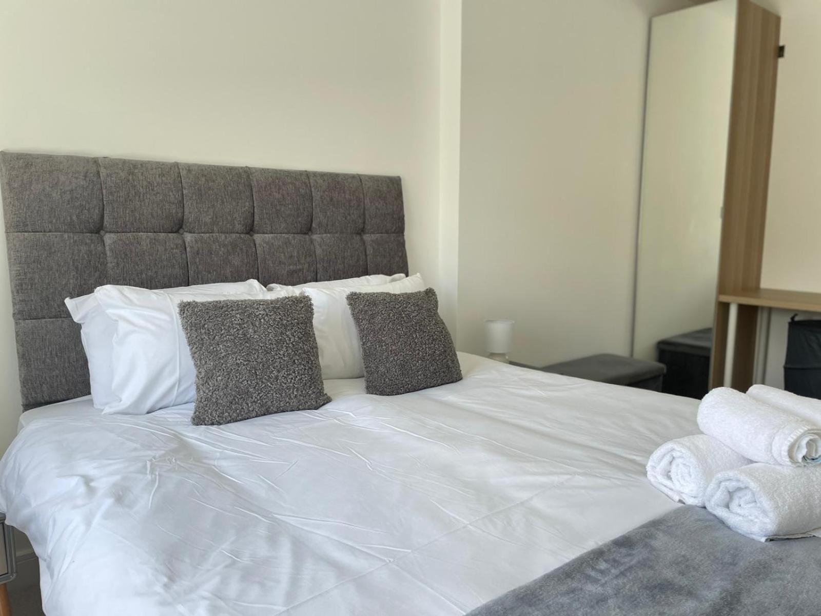 Exclusive 1 And 2 Bedroom Flats Only 0,5 Miles Away From Village Appartamento Bicester
